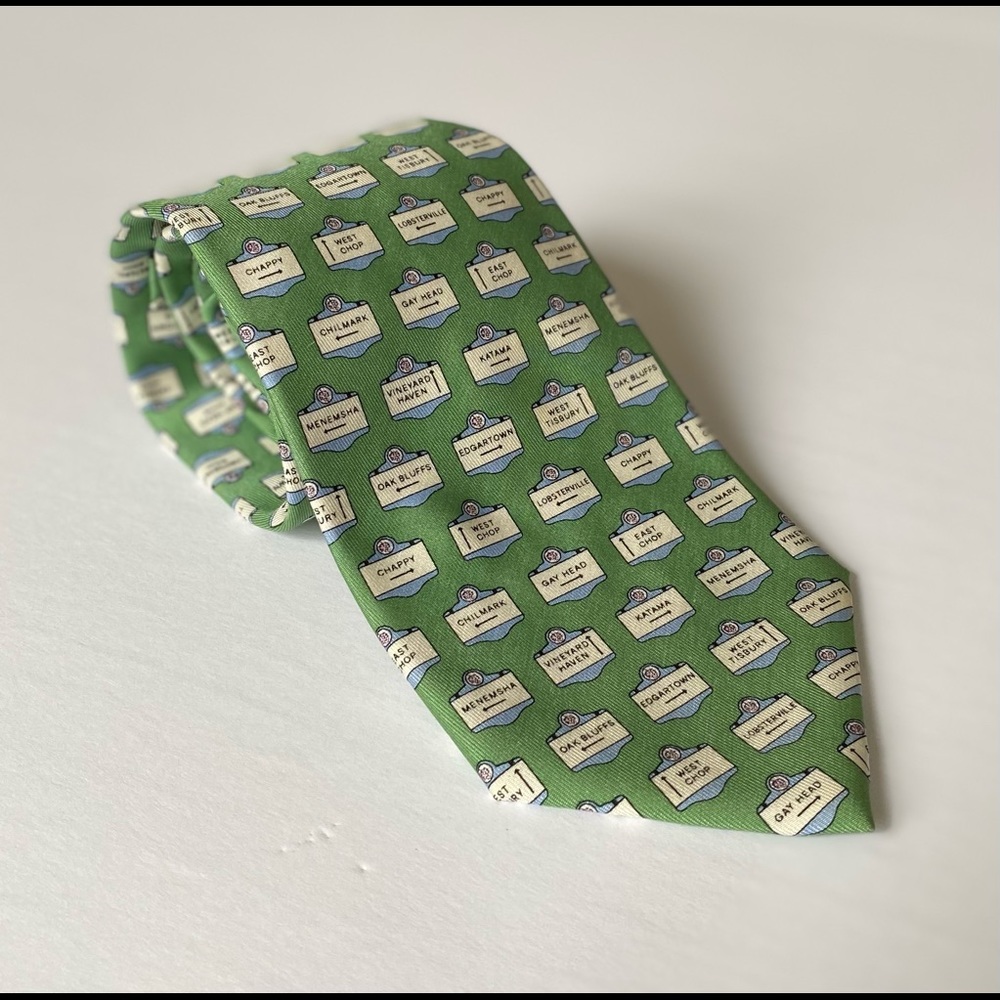 Vineyard Vines Martha’s Vineyard Tie island towns signs Silk Necktie LIKE NEW